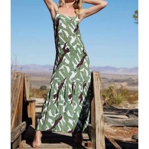 NEW OOLALA leaves panther maxi dress in green